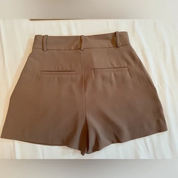 Aritzia Babaton Pleated Mid-Thigh Shorts Size 2 $50 - Picture 8 of 12